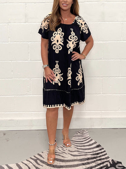 Obleka z geometrijskim vzorcem in večbarvnim potiskom ter kvadratnim izrezom